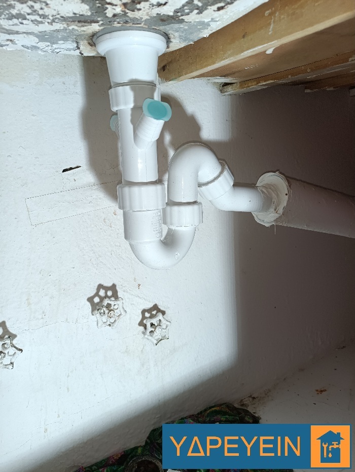 Νέο, καθαρό σιφόνι νεροχύτη μετά την εγκατάσταση